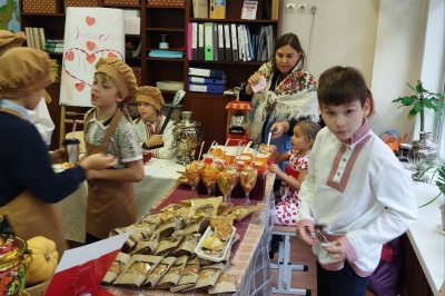 Ярмарка шумит, Покров веселит